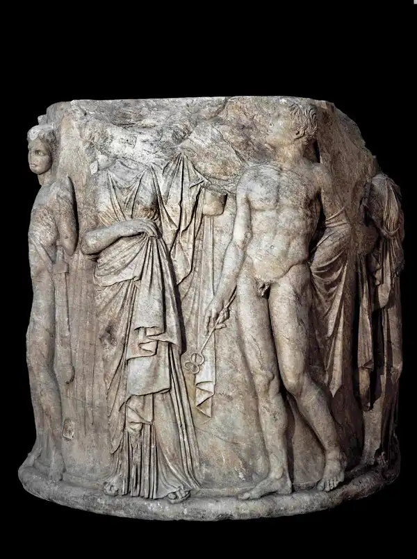Efes Artemis Tapınağı'ndan mermer sütun tamburu, muhtemelen Alcestis'i Thanatos (Ölüm) ve Hermes arasında, Persphone (oturan) ve Hades ile birlikte gösteren, yaklaşık MÖ 340-320, British Museum