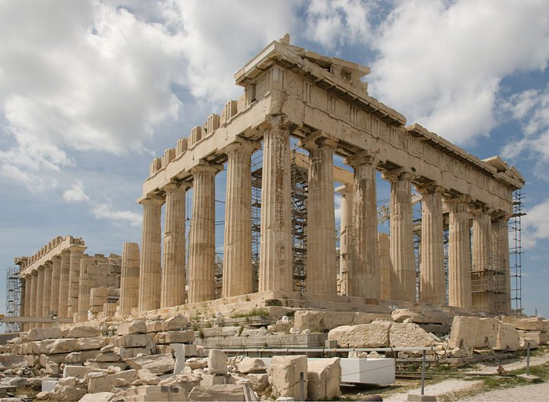 Atina'daki Parthenon gibi ayrıntılı olarak anlatmadığı ya da kapsam dışında bıraktığı yapılar şaşırtıcı. Hall, Parthenon'un Yunanistan'ın belki de en ünlü yapılarından biri olduğunu, ancak tanımının cansız ve oldukça sıradan olduğunu söylüyor. 